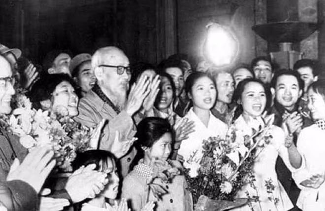 Bác Hồ với học sinh, sinh viên Việt Nam - Ảnh tư liệu.