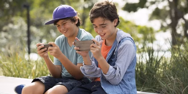 Việc giáo dục, hướng dẫn trẻ biết sử dụng đúng cách, quý trọng smartphone là điều cần thiết- nguồn Thanh niên.