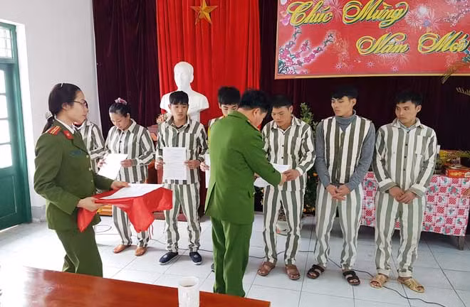 Trại tạm giam Công an tỉnh Lào Cai trao quyết định tha tù trước thời hạn có điều kiện cho các phạm nhân.