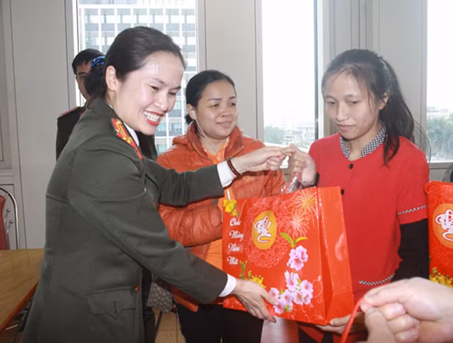 Chủ tịch Công đoàn CAND, Trung tá Công Thanh Thảo trao quà Tết cho các đoàn viên Công đoàn, người lao động có hoàn cảnh khó khăn.