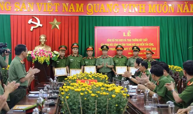 Đại tá Hồ Quang Thắng – Phó Giám đốc Công an tỉnh trao giấy khen cho các cá nhân. Đại tá Hồ Quang Thắng – Phó Giám đốc Công an tỉnh trao giấy khen cho các cá nhân.