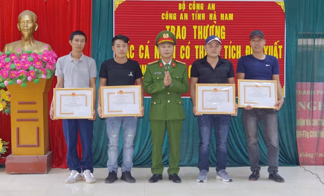 Đại tá Kiều Hữu Tuyển - Phó Giám đốc Công an tỉnh trao Giấy khen cho các công dân có thành tích xuất sắc trong đấu tranh phòng, chống tội phạm.