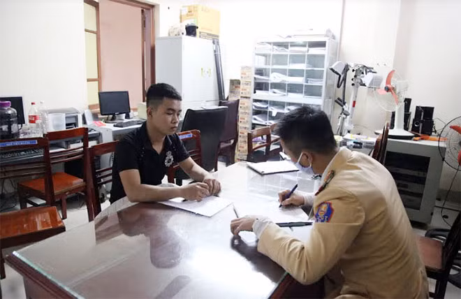 Công an TP Thái Nguyên lập biên bản đối với Ngọc.