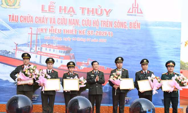 Thứ trưởng Nguyễn Văn Sơn trao Bằng khen của Bộ Công an tặng các tập thể, cá nhân.