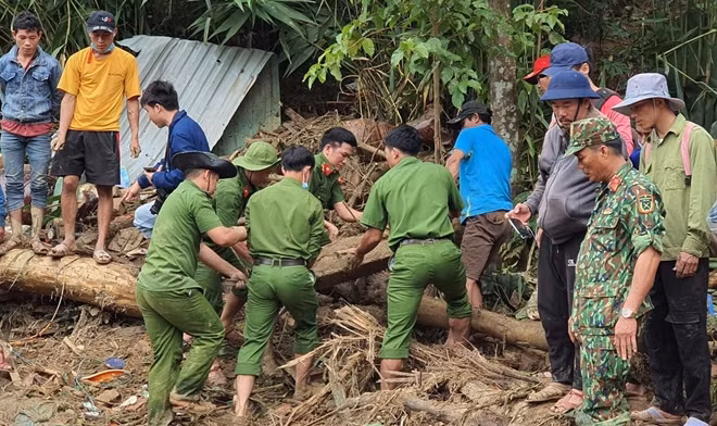 CBCS Công an không quản nguy hiểm, tìm kiếm, cứu nạn các nạn nhân mất tích trong vụ lở núi tại Trà Leng.