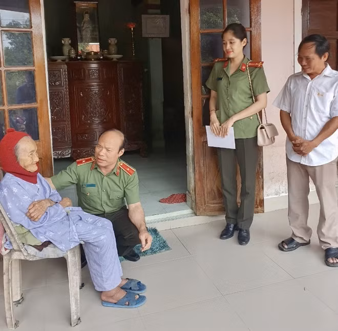 Thiếu tướng Lê Minh Quý tặng quà Mẹ Việt Nam Anh hùng Đoàn Thị Vấn.