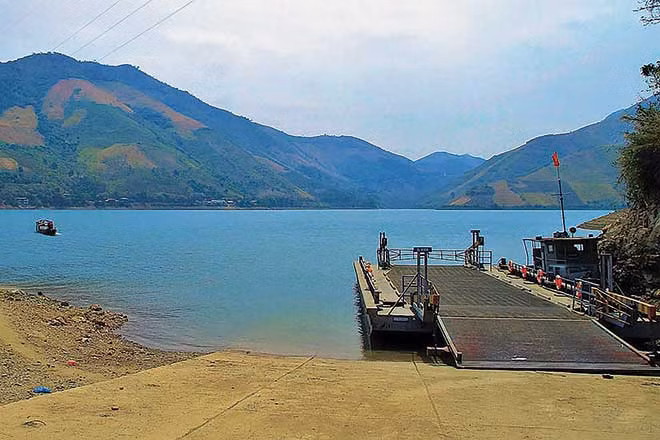Bến phà Vạn Yên - nơi cán bộ chiến sỹ nghỉ chân và ăn bữa cơm “cúm gà”.