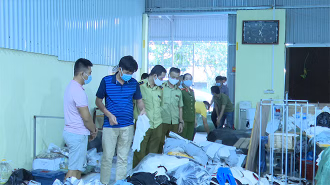 Hàng nghìn sản phẩm giả nhãn hiệu các hãng thời trang nổi tiếng như Adidas, Nike, Lacoste, Gucci Hàng nghìn sản phẩm giả nhãn hiệu các hãng thời trang nổi tiếng như Adidas, Nike, Lacoste, Gucci