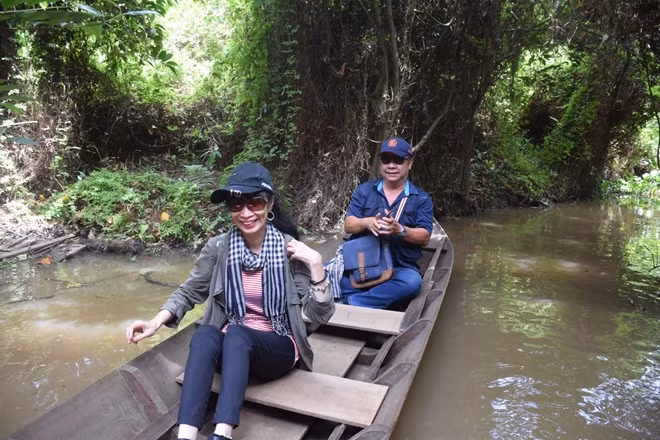 Nhà văn Hoài Hương và đạo diễn điện ảnh Trần Ngọc Phong trên rạch Xẻo Quýt, Đồng Tháp.