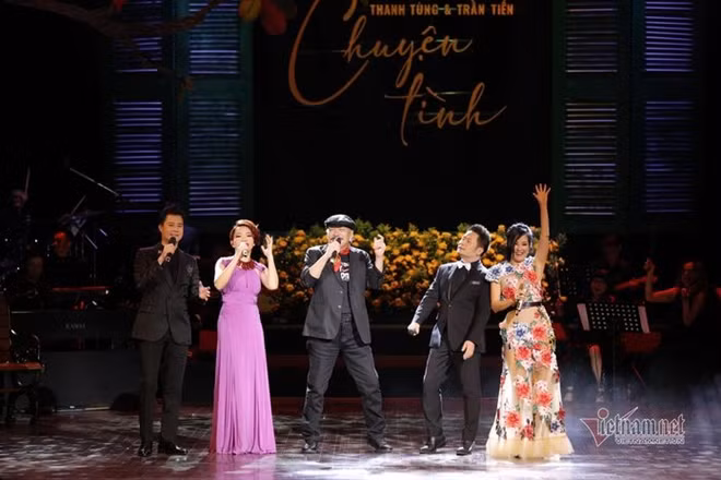 Nhạc sĩ Trần Tiến hát cùng các ca sĩ trong liveshow “Chuyện tình”.