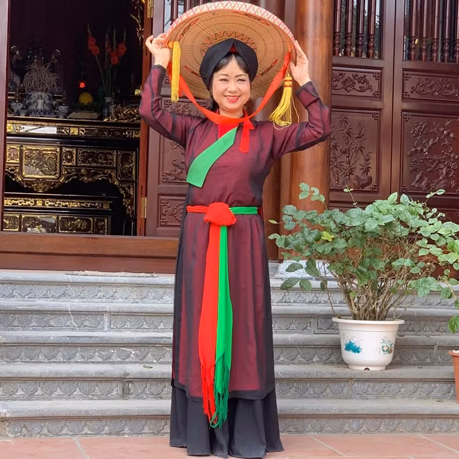 NSND Thúy Cải trẻ trung trong bộ đồ quan họ.