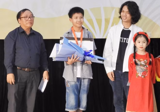 Tác giả nhí Cao Khải An (thứ 2 từ trái sang) nhận giải thưởng ở hạng mục “Khát vọng Dế Mèn” tháng 9-2020 với tập truyện "Chuyện của Bắp ăn mơ và xóm Đồi Rơm" vừa được NXB Kim Đồng phát hành hồi tháng 1/2021.