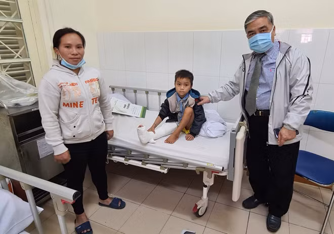 Bác sĩ Ngô Văn Toàn thăm bệnh nhân Chảo Láo Cáo sau ca phẫu thuật.