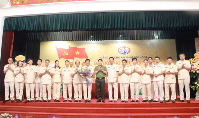 Thứ trưởng Bùi Văn Nam tặng hoa chúc mừng Ban chấp hành Đảng bộ Cục An ninh đối ngoại nhiệm kỳ 2020-2025