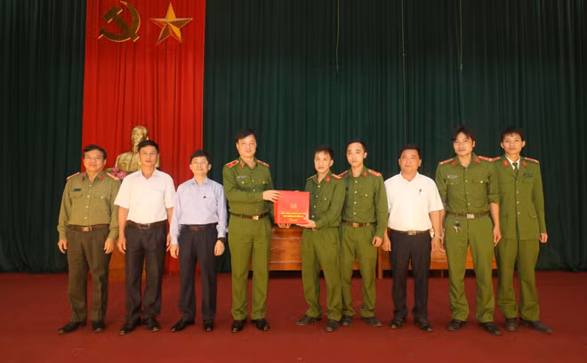 Thứ trưởng Nguyễn Duy Ngọc và các đại biểu tặng quà Công an xã Quảng Châu.