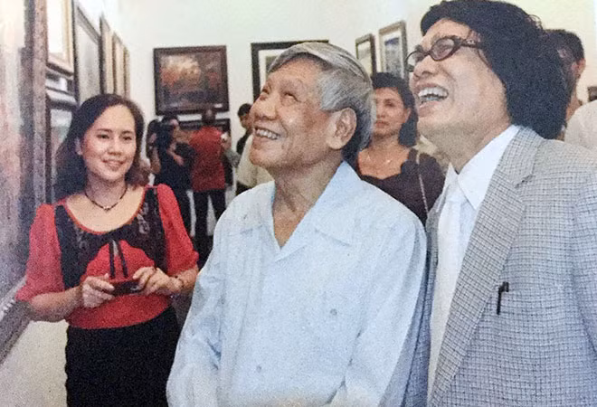 Nguyên Tổng Bí thư Lê Khả Phiêu đến thăm triển lãm tranh của họa sĩ Lê Hàn và Lê Huyên năm 2001.