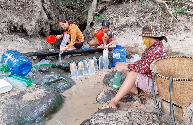 Người dân thôn Độc Lập B, xã Ea Chà Rang, huyện Sơn Hòa vét từng chai nước từ dòng suối Hà Lan.