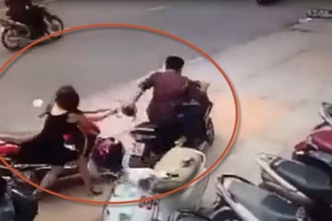 Và một vụ cướp trên đường phố do Phong thực hiện được camera an ninh ghi lại. Và một vụ cướp trên đường phố do Phong thực hiện được camera an ninh ghi lại.