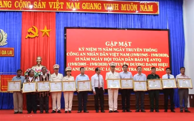Khen thưởng 6 tập thể và 6 cá nhân có thành tích xuất sắc trong thực hiện phong trào toàn dân bảo vệ an ninh Tổ quốc.