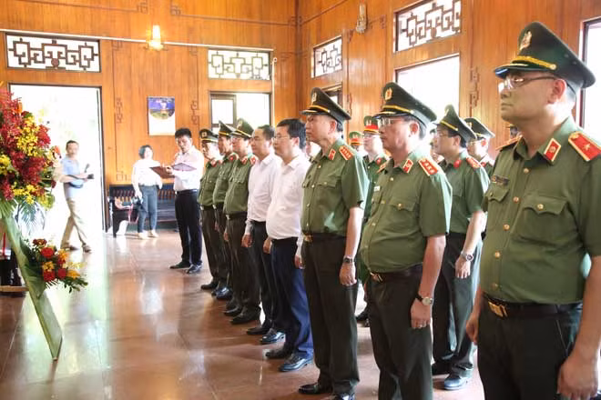 Các đại biểu bày tỏ lòng thành kính tưởng nhớ Chủ tịch Hồ Chí Minh.