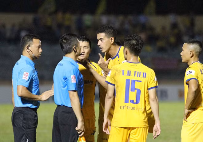 Trọng tài Nguyễn Minh Thuận đưa ra 2 quyết định bất lợi cho SLNA ở trận thua Quảng Nam tại vòng 8 V.League 2020.