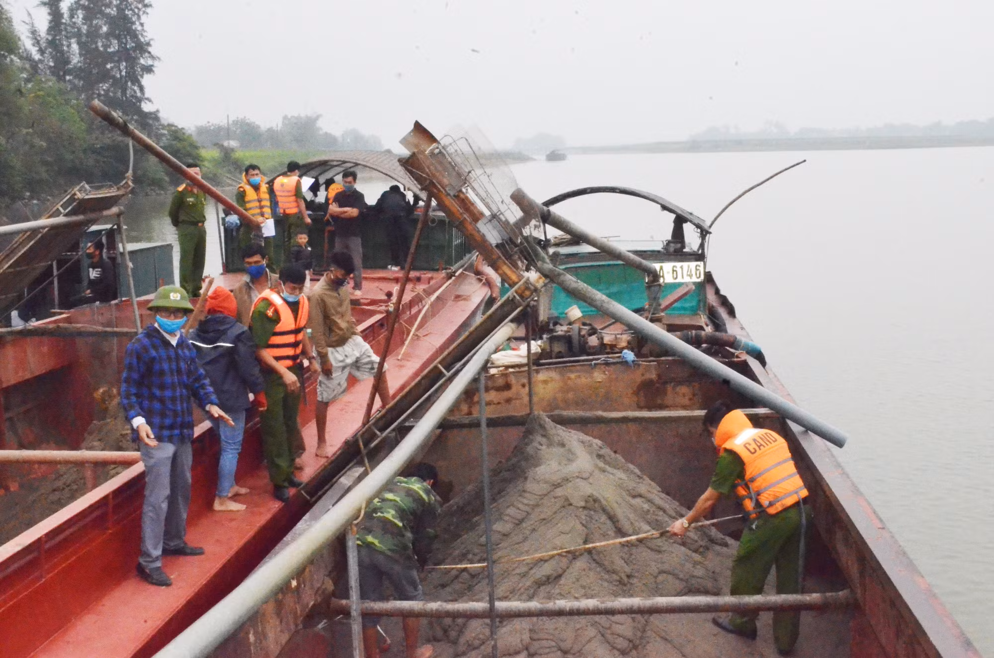 Bắt quả tang 4 sà lan &nbsp;khai thác cát trái phép trên sông Lam ảnh 2