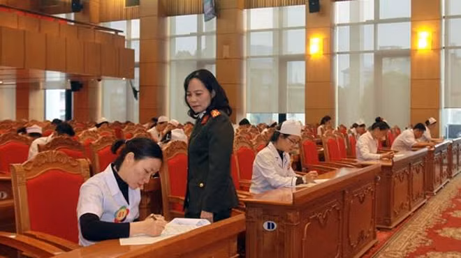 Các thí sinh nghiêm túc khẩn trương bước vào phần thi lý thuyết. Các thí sinh nghiêm túc khẩn trương bước vào phần thi lý thuyết.