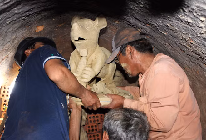 “Chuột đón Tết nên tôi chọn làm cách điệu, mỗi con mỗi hình dạng mang thần thái, hương sắc tươi vui khởi đầu một năm mới đầy sung túc”, ông Chín nói.