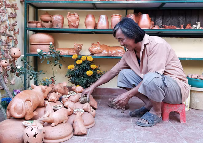 Ngoài ông Chín, nghệ nhân Lê Văn Xê cũng cho ra một đàn chuột trang trí đón Tết Canh Tý.