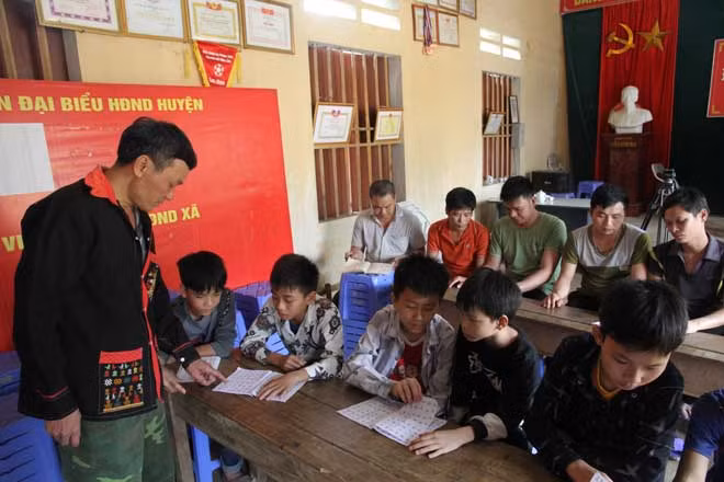 Lớp học thu hút đủ thành phần, từ trẻ nhỏ cho đến người cao tuổi.