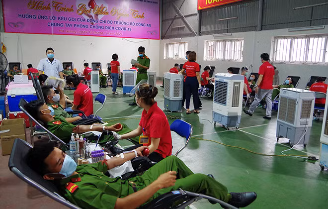 Hình ảnh chiến sĩ Công an trẻ hiến máu tình nguyện.