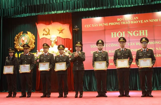 Trung tướng, Cục trưởng Trần Thị Ngọc Đẹp trao danh hiệu Chiến sĩ thi đua cơ sở cho các cá nhân xuất sắc.