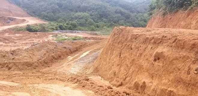 Khai thác đất bất hợp pháp khiến nhiều quả đồi tại huyện Đạ Huoai bị biến dạng hoàn toàn.