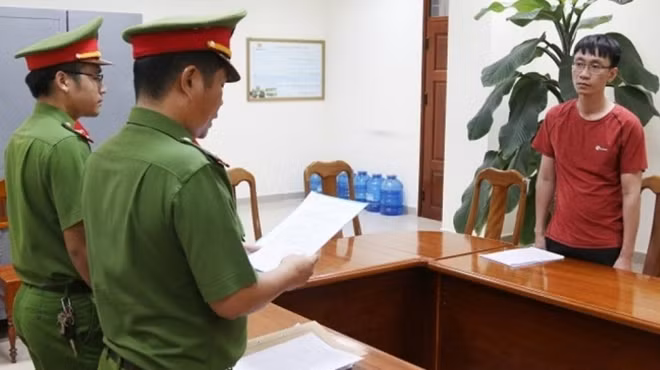 Cơ quan Cảnh sát điều tra Công an tỉnh Quảng Bình đọc lệnh tạm giữ Dương Minh Phú.