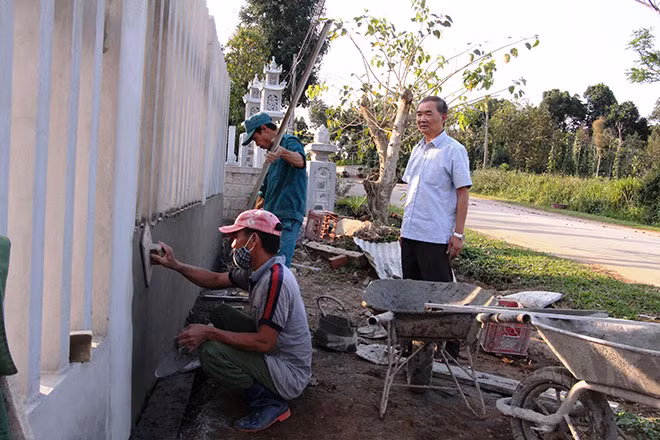 Ông Cảnh trò chuyện với công nhân xây dựng xưởng may mới.