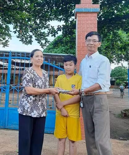 Ông Đặng Duy Đức trao tiền hỗ trợ cho bà nội cháu Nhân. Ông Đặng Duy Đức trao tiền hỗ trợ cho bà nội cháu Nhân.