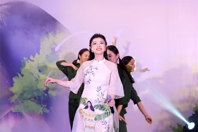 Ca sĩ trẻ Thu Hằng trong một tiết mục biểu diễn.