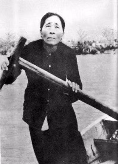 Mẹ Suốt chèo đò (Ảnh tư liệu). Mẹ Suốt chèo đò (Ảnh tư liệu).