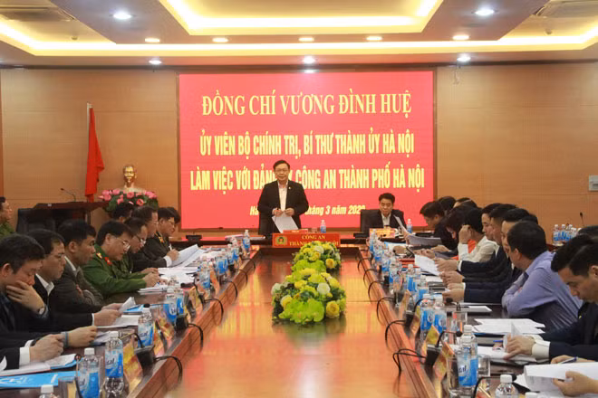 Đồng chí Vương Đình Huệ, Ủy viên Bộ Chính trị, Bí Thư Thành ủy Hà Nội đến làm việc với Đảng ủy Công an TP Hà Nội.