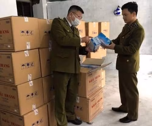 50 thùng carton chứa khẩu trang y tế được sản xuất trong nước.