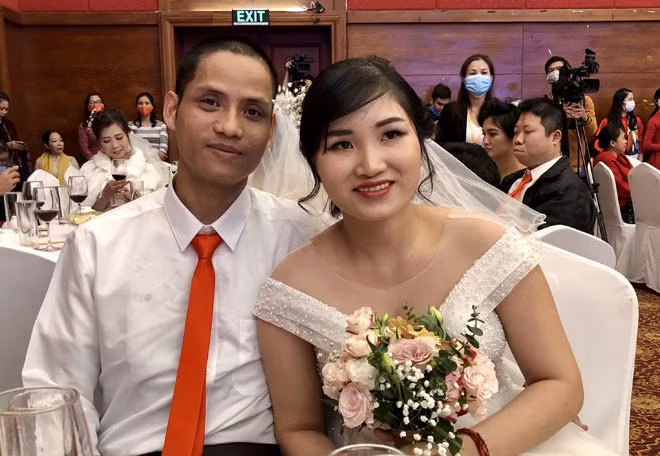 Vợ chồng Bình - Hằng được tổ chức lễ cưới sau 6 năm chung sống. Vợ chồng Bình - Hằng được tổ chức lễ cưới sau 6 năm chung sống.