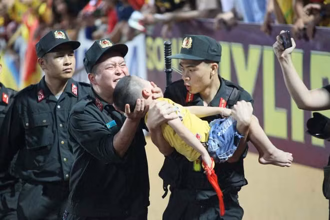 Chiến sĩ CSCĐ sơ cứu kịp thời cháu bé bị lên cơn động kinh.