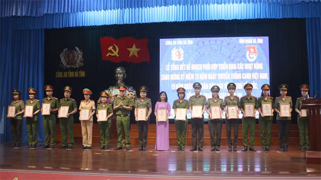Đại tá Nguyễn Thanh Liêm – Phó Giám đốc Công an tỉnh trao giải cho các tác giả được giải cuộc thi Viết cho đồng đội, viết cho người thân.