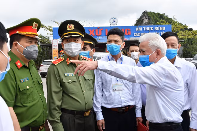 Thiếu tướng Vũ Thanh Chương, Giám đốc Công an TP Hải Phòng trực tiếp kiểm tra các chốt chống dịch COVID-19. Thiếu tướng Vũ Thanh Chương, Giám đốc Công an TP Hải Phòng trực tiếp kiểm tra các chốt chống dịch COVID-19.