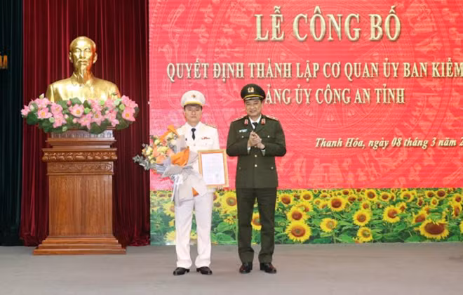 Thiếu tướng Trần Phú Hà, Giám đốc Công an tỉnh trao quyết định thành lập Cơ quan Ủy ban kiểm tra Đảng ủy Công an tỉnh. Thiếu tướng Trần Phú Hà, Giám đốc Công an tỉnh trao quyết định thành lập Cơ quan Ủy ban kiểm tra Đảng ủy Công an tỉnh.