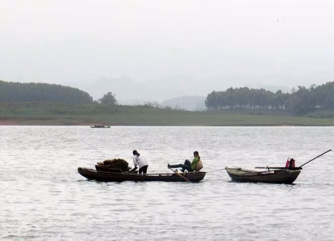 Thả rọ tôm trên hồ Thác Bà. Thả rọ tôm trên hồ Thác Bà.
