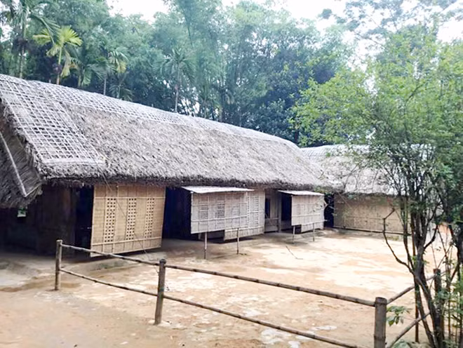 Nhà Bác ở Làng Sen (Nam Đàn - Nghệ An). Nhà Bác ở Làng Sen (Nam Đàn - Nghệ An).
