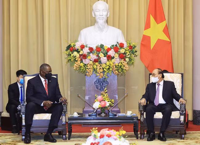 Chủ tịch nước Nguyễn Xuân Phúc và Bộ trưởng Quốc phòng Hoa Kỳ Lloyd Austin - Ảnh: TTXVN