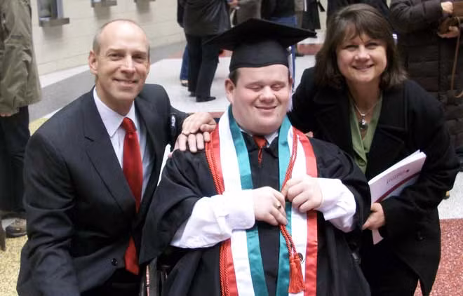 Patrick Henry Hughes cùng với cha và mẹ tại lễ tốt nghiệp Đại học Louisville năm 2010.