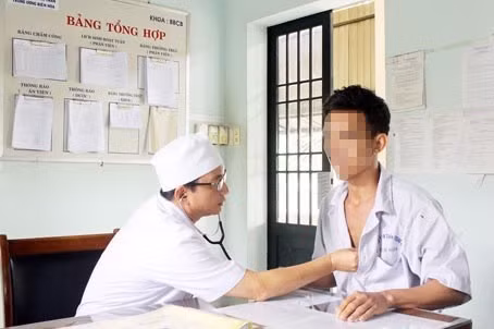 Bác sĩ đang khám bệnh để giám định cho 1 trường hợp bắt buộc (Ảnh báo Đồng Nai).